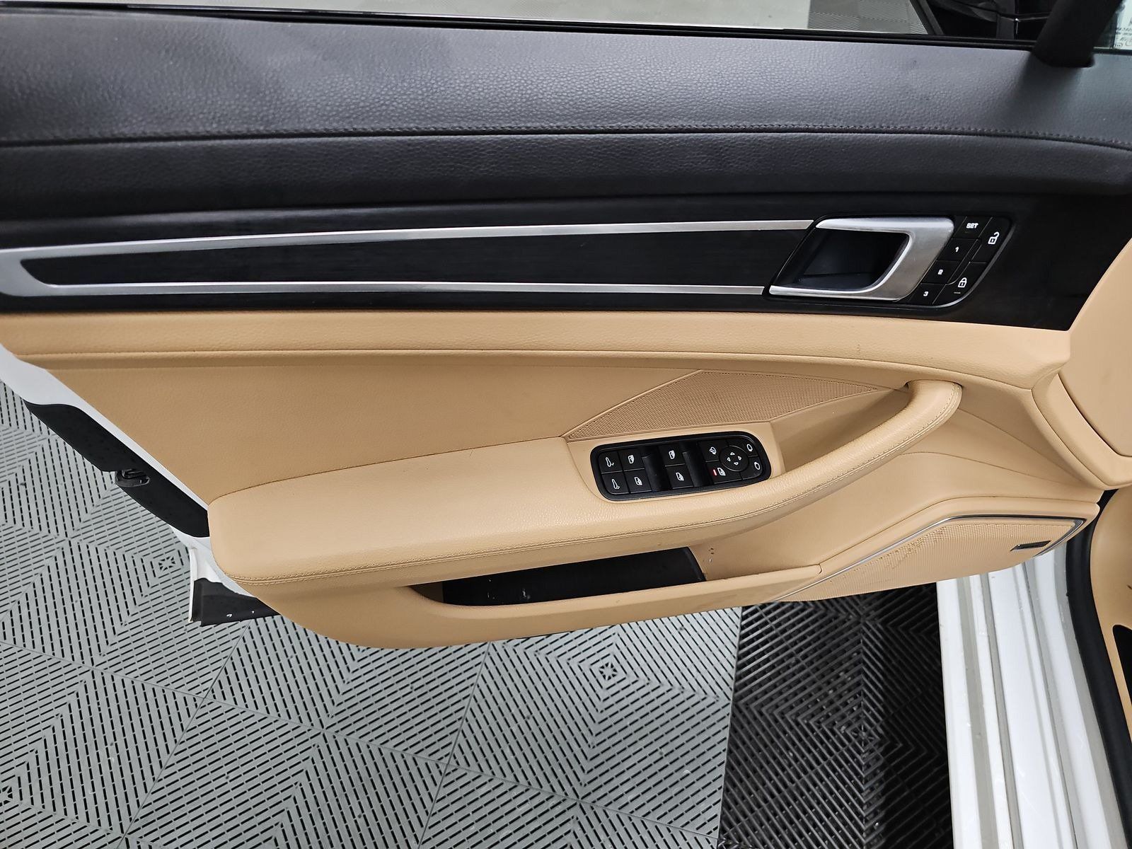 Used 2023 Porsche Panamera Platinum Edition w/ Sportdesign Package RWD image 3