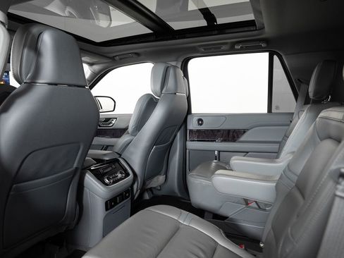 Used 2021 Lincoln Navigator Reserve w/ Cargo Convenience Package image 17