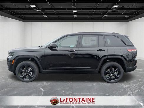 New 2025 Jeep Grand Cherokee Altitude image 2