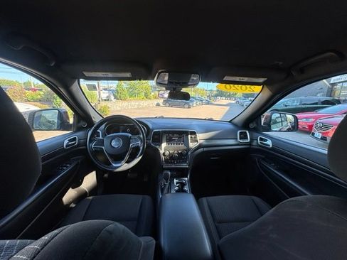 Used 2020 Jeep Grand Cherokee Laredo AWD/4WD image 37
