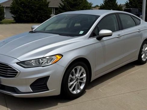 Used 2019 Ford Fusion SE FWD image 2