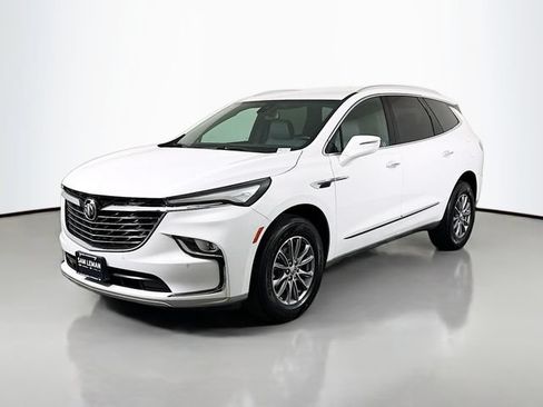 Used 2023 Buick Enclave Essence FWD image 3