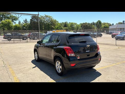 Used 2022 Chevrolet Trax LS w/ Tint and Cruise Package FWD image 4