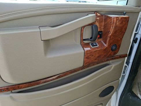 Used 2018 Chevrolet Express 2500 w/ Enhanced Convenience Package image 12