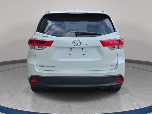 Used 2018 Toyota Highlander SE image 2