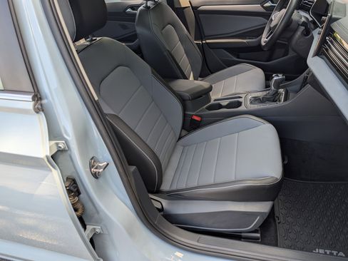 Used 2025 Volkswagen Jetta SE w/ Sunroof Package FWD image 21