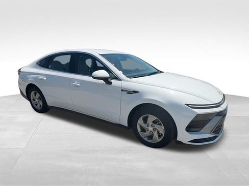 Used 2025 Hyundai Sonata SE FWD image 2