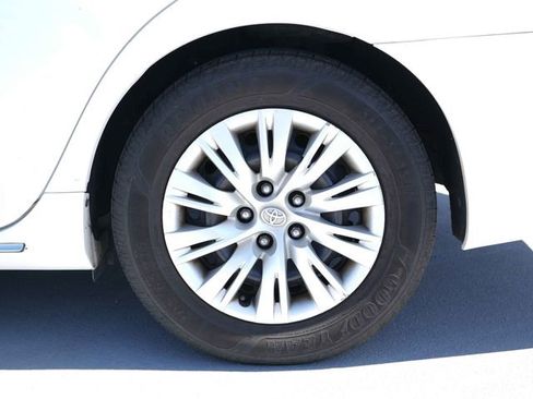 Used 2012 Toyota Camry LE FWD image 11