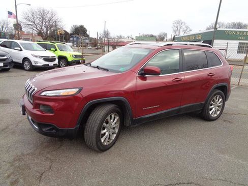 Used 2017 Jeep Cherokee Limited image 2