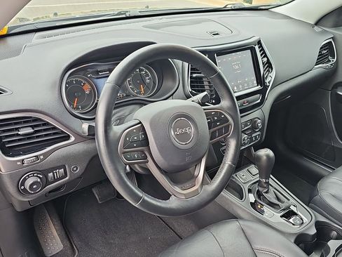 Used 2019 Jeep Cherokee Limited image 16