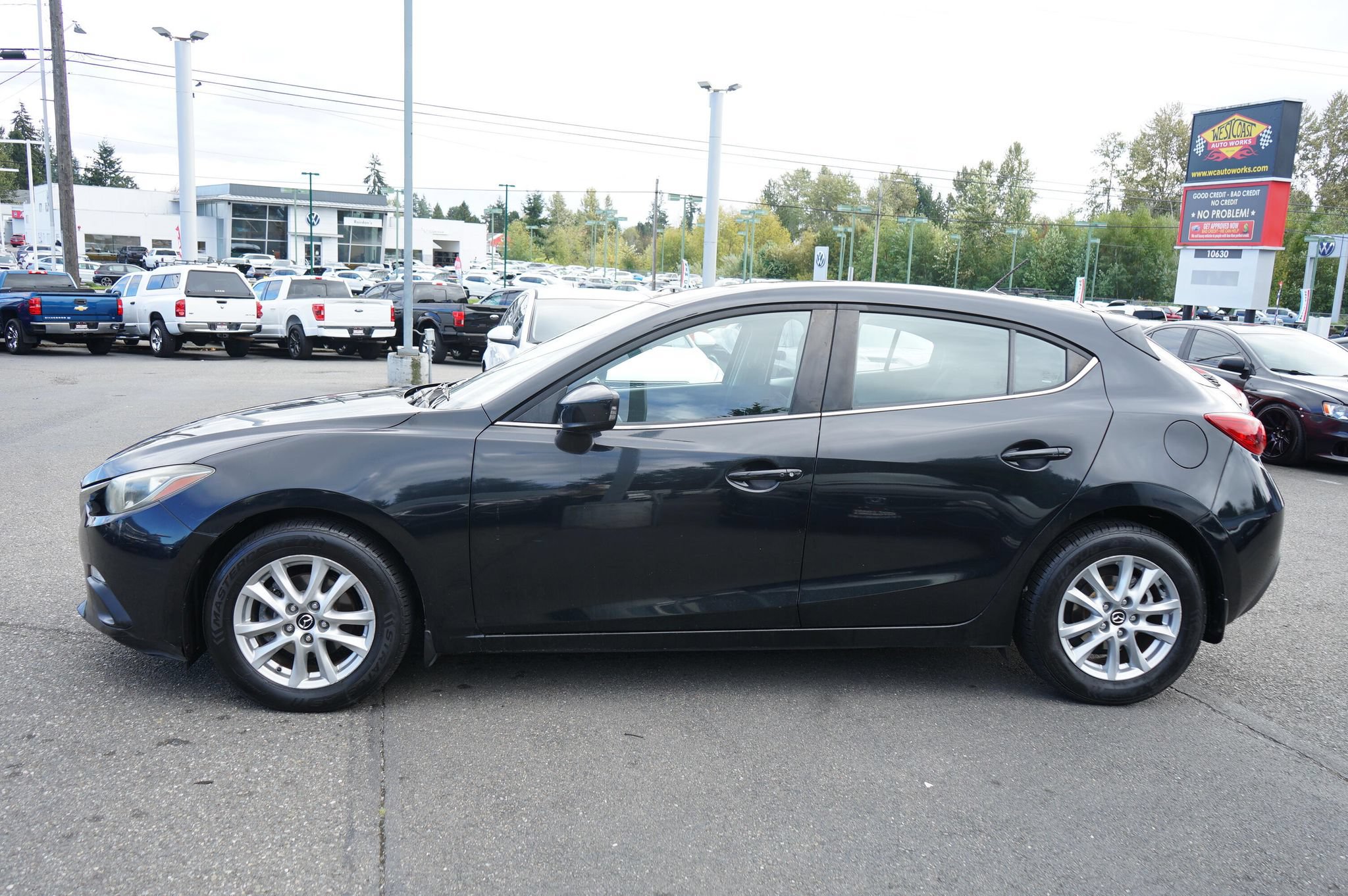Used 2014 MAZDA MAZDA3 i Touring w/ Moonroof Package 1 FWD image 2