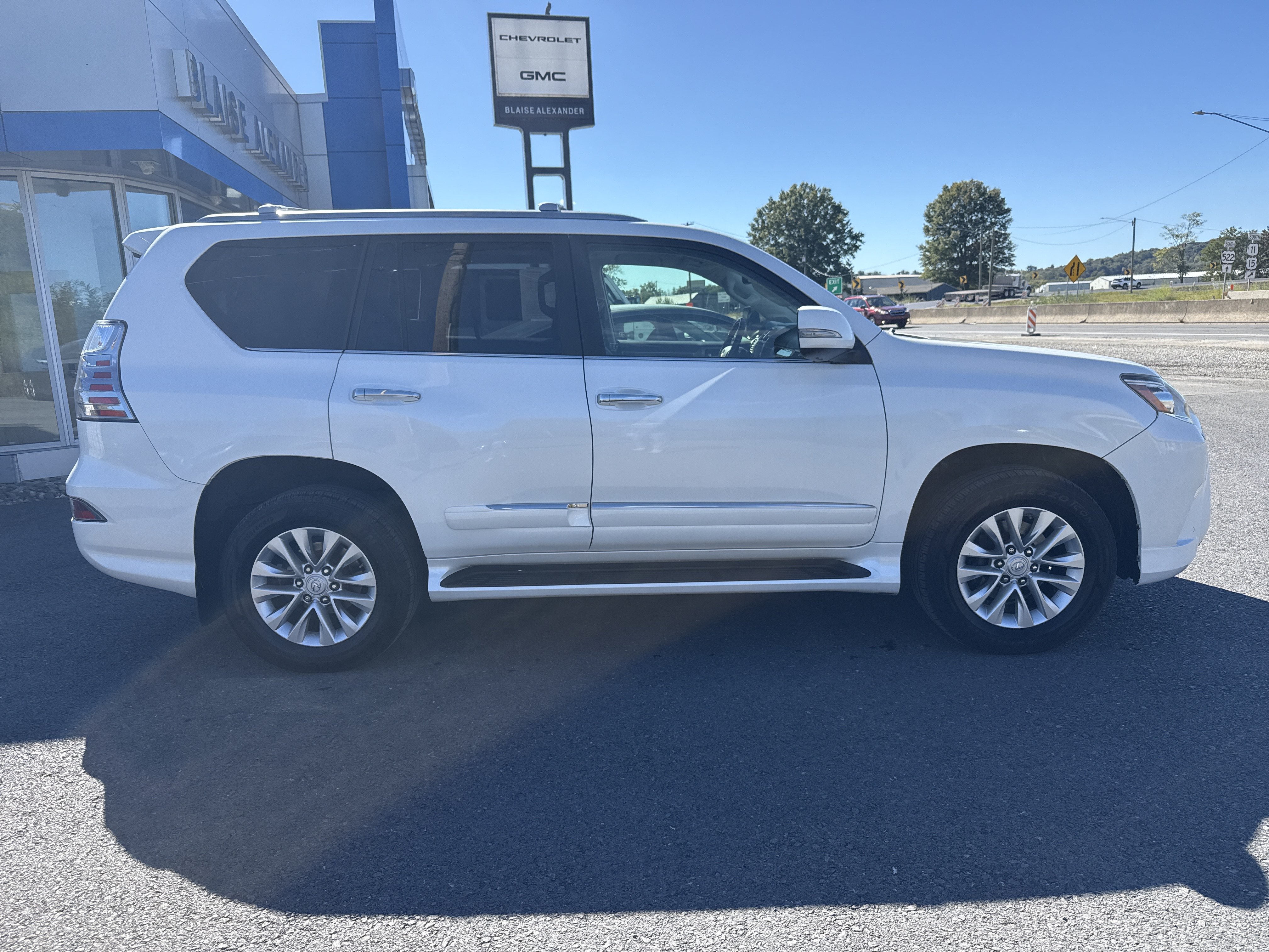 Used 2017 Lexus GX 460 Premium w/ Premium Package AWD/4WD image 2