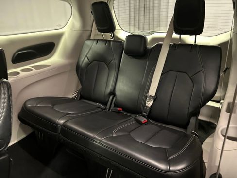 Used 2024 Chrysler Pacifica Touring-L image 24
