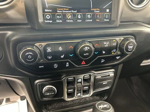 Used 2019 Jeep Wrangler Unlimited Sahara AWD/4WD image 17