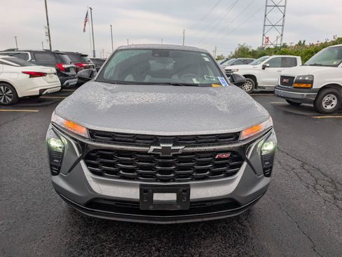 Used 2025 Chevrolet Trax RS w/ Driver Confidence Package FWD image 2