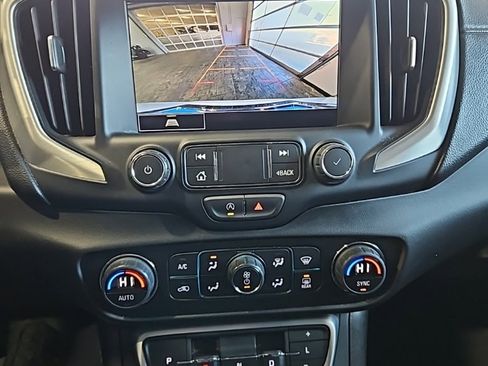 Used 2024 GMC Terrain SLT image 30