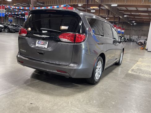 Used 2022 Chrysler Voyager LX FWD image 5
