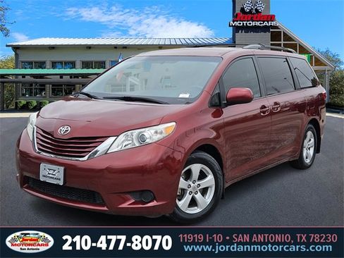 Used 2017 Toyota Sienna LE image 1