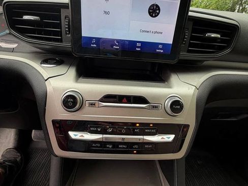 Used 2022 Ford Explorer XLT AWD/4WD image 8