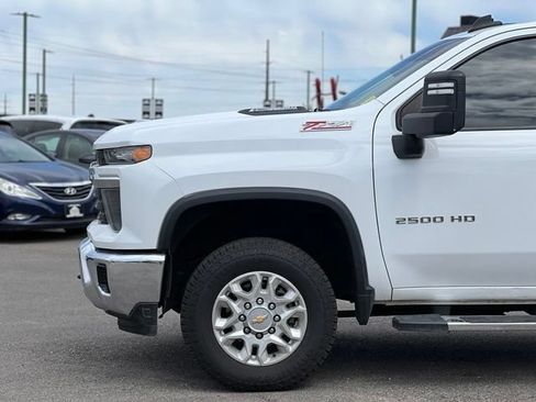 Used 2024 Chevrolet Silverado 2500 LT AWD/4WD image 4