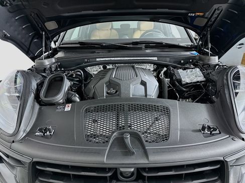 Used 2025 Porsche Macan image 32
