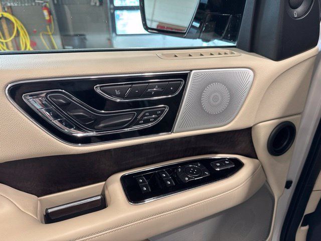 Used 2019 Lincoln Navigator Reserve w/ Cargo Package AWD/4WD image 10