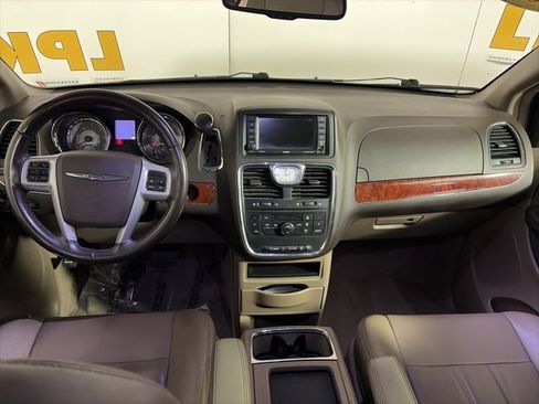 Used 2013 Chrysler Town & Country Touring image 17