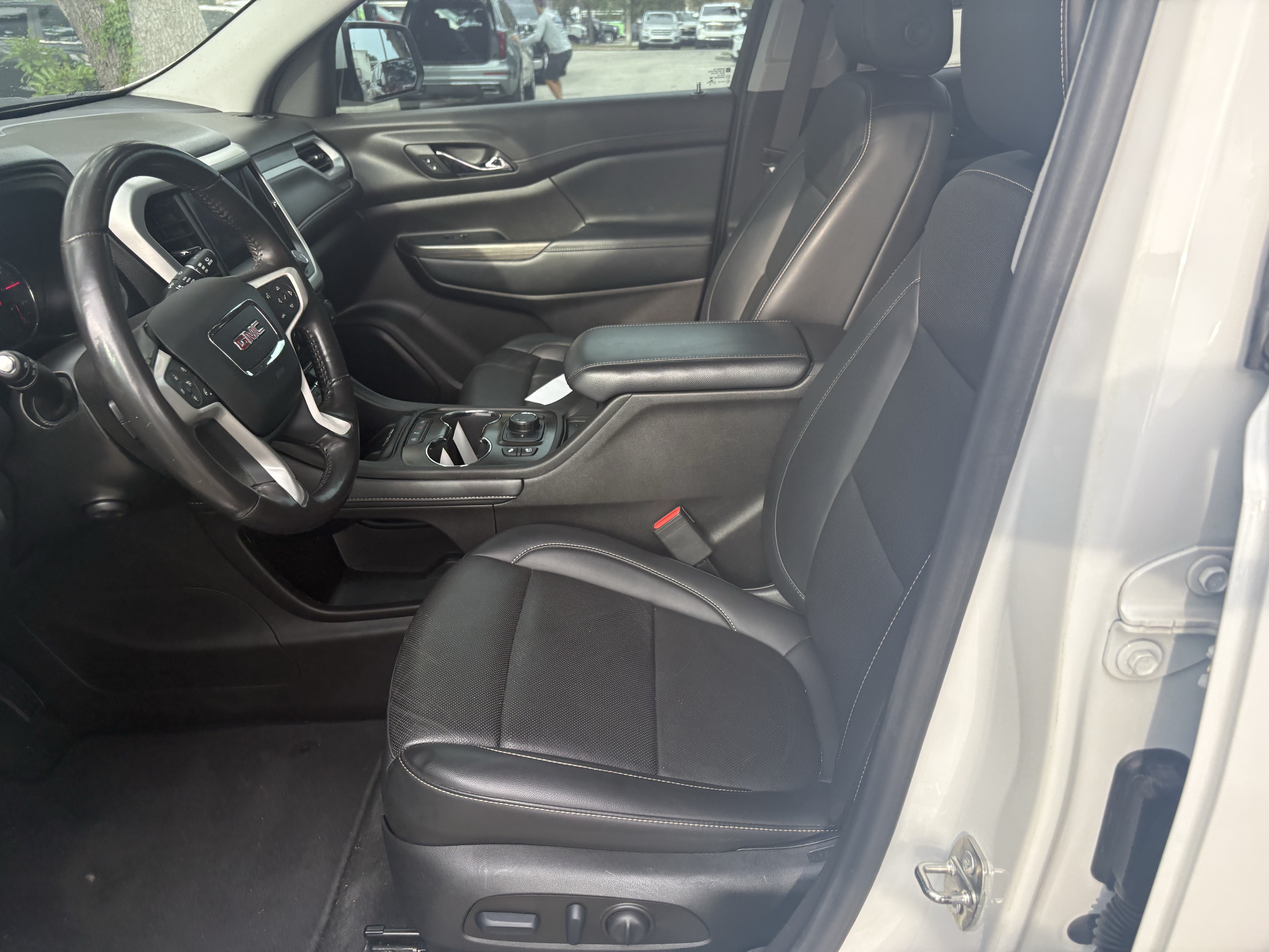 Used 2022 GMC Acadia SLT w/ Technology Package FWD image 10