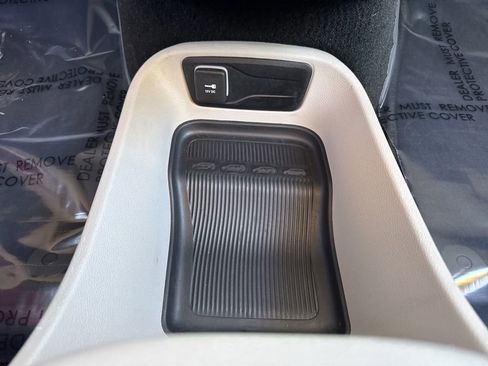 Certified 2024 Chrysler Pacifica Touring-L image 19