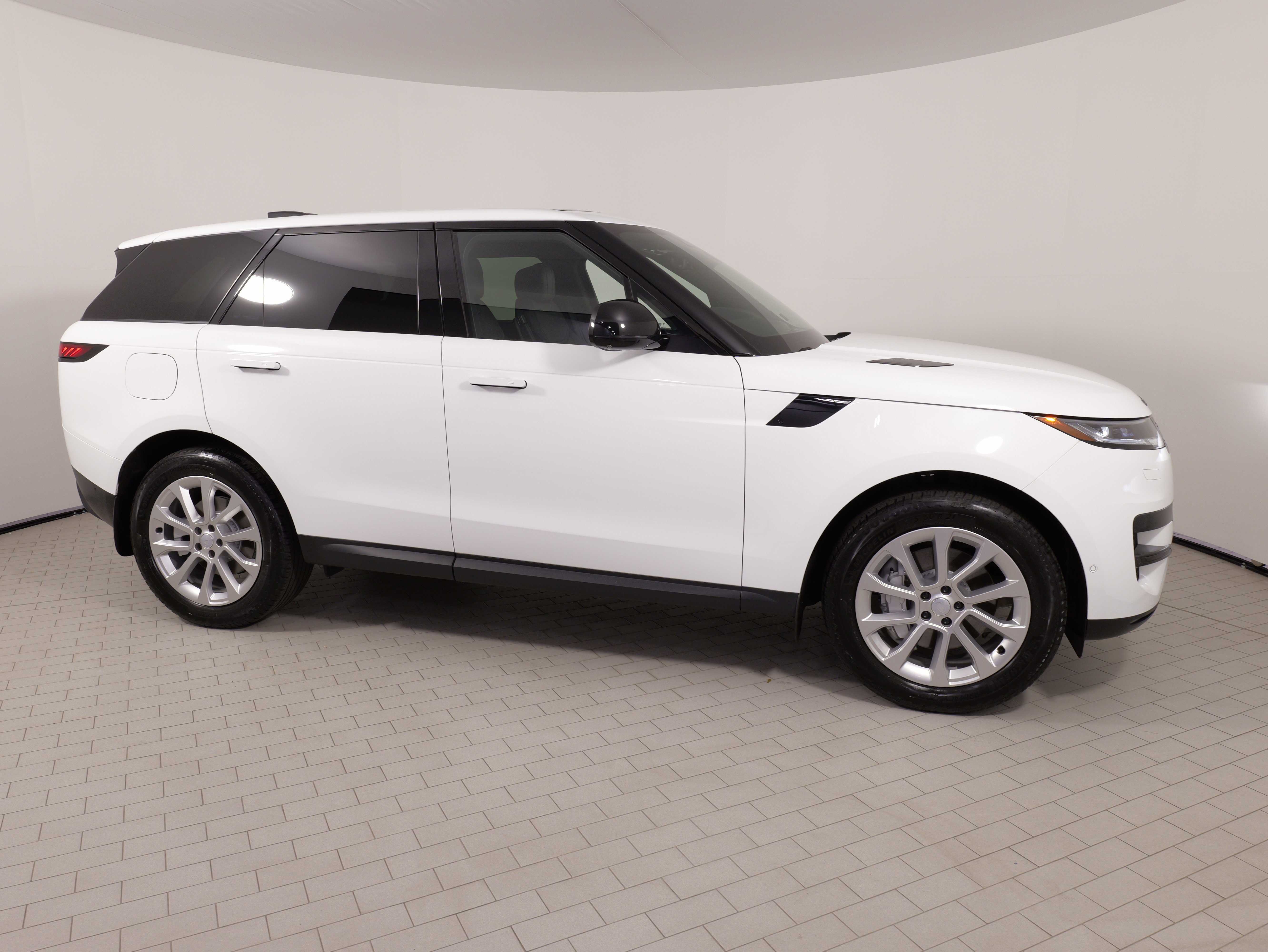 Used 2024 Land Rover Range Rover Sport SE AWD/4WD image 8