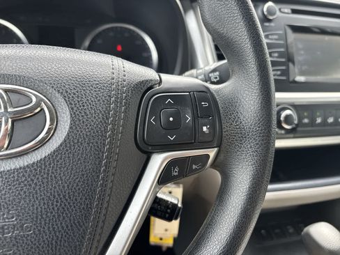 Used 2017 Toyota Highlander LE AWD/4WD image 9