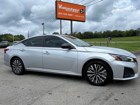 Used 2024 Nissan Altima 2.5 SV FWD image 1