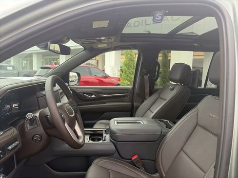 Used 2024 GMC Yukon XL Denali AWD/4WD image 11