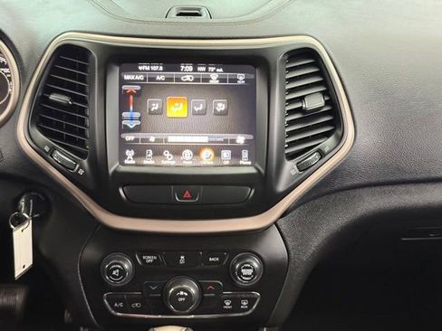 Used 2017 Jeep Cherokee Latitude AWD/4WD image 26