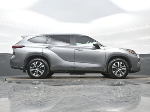 Used 2025 Toyota Highlander XLE image 35