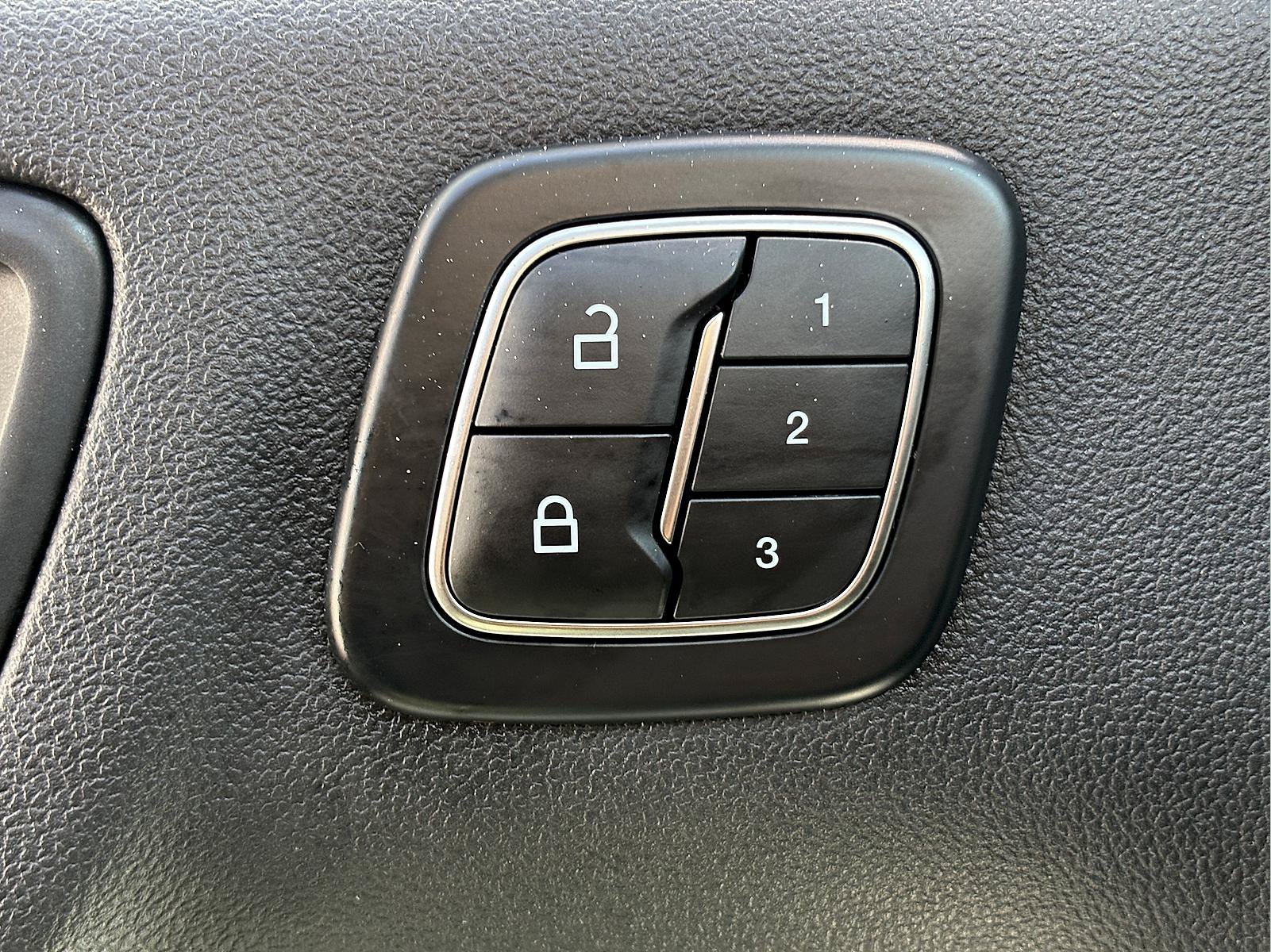 Used 2025 Ford Escape Platinum AWD/4WD image 18