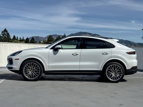 Used 2022 Porsche Cayenne Platinum Edition image 2