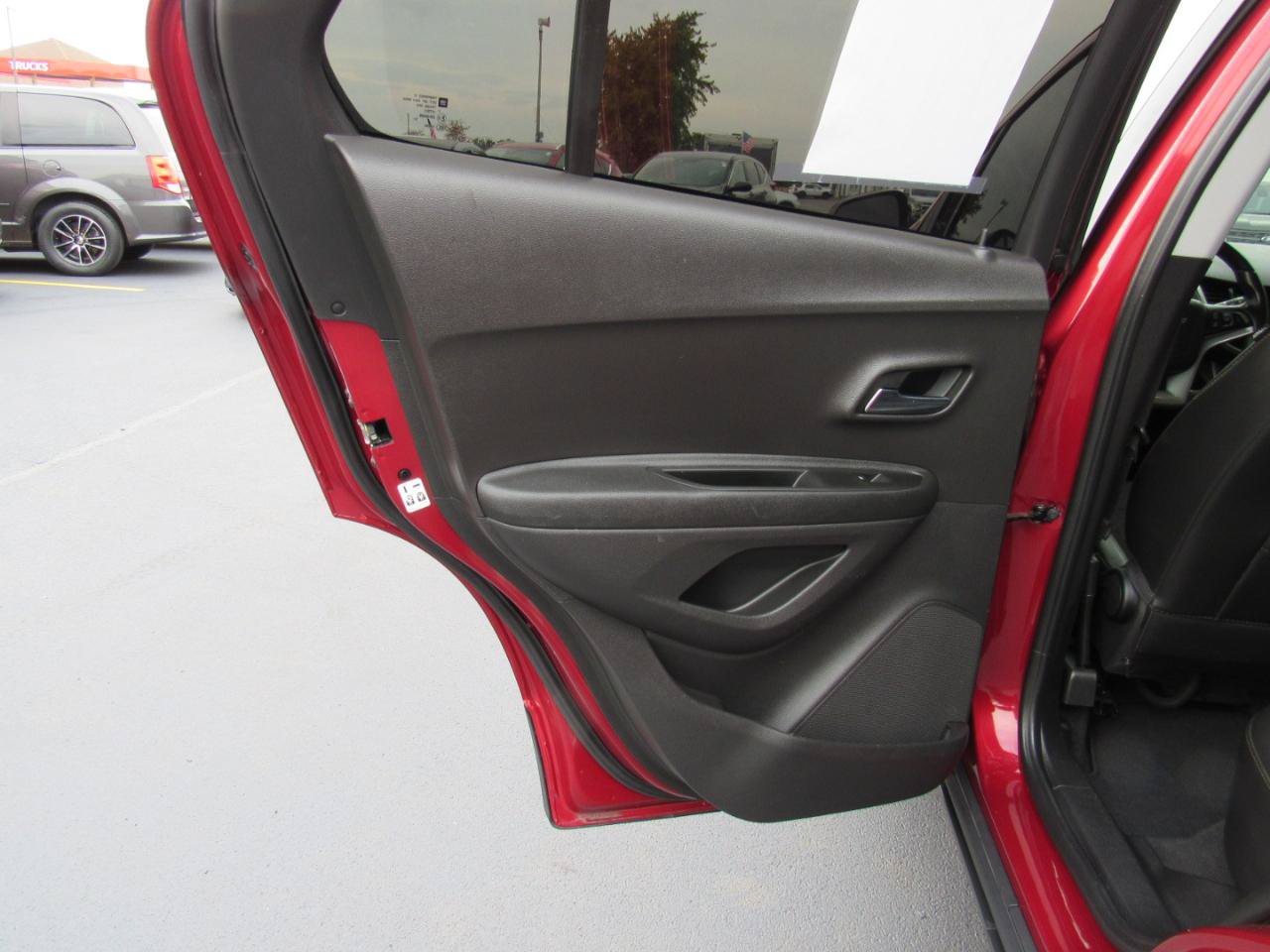Used 2020 Chevrolet Trax LT w/ LT Convenience Package AWD/4WD image 25