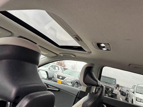 Used 2023 Kia Niro EX Touring image 10