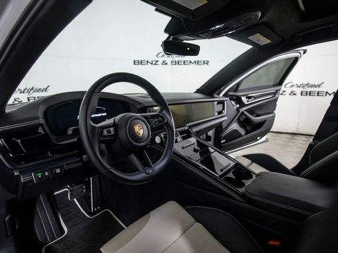 Used 2025 Porsche Panamera image 20