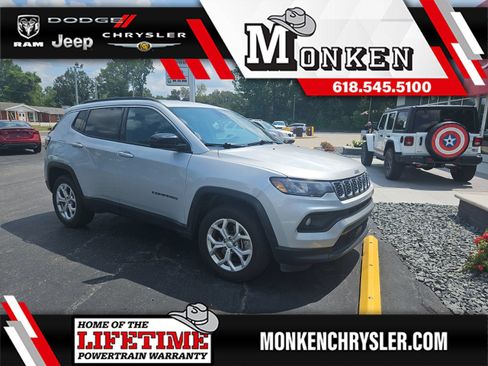 Used 2024 Jeep Compass Latitude AWD/4WD image 18