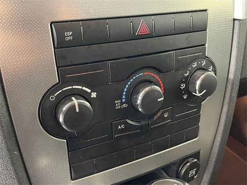 Used 2010 Jeep Grand Cherokee Laredo image 9