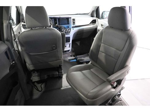 Used 2015 Toyota Sienna XLE Premium FWD image 22