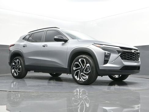 Used 2025 Chevrolet Trax RS w/ Driver Confidence Package image 32