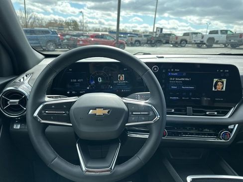 Used 2025 Chevrolet Equinox LT w/ Convenience Package II image 16