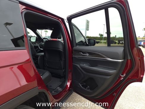 New 2025 Jeep Grand Cherokee Limited image 15