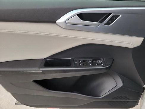 Used 2025 Volkswagen Taos SE image 15