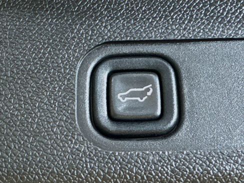Used 2013 GMC Yukon Denali RWD image 33