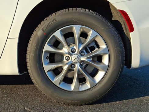 Used 2026 Chrysler Pacifica Select AWD/4WD image 5
