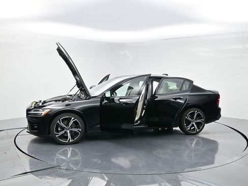 Used 2024 Volvo S60 B5 Plus image 29